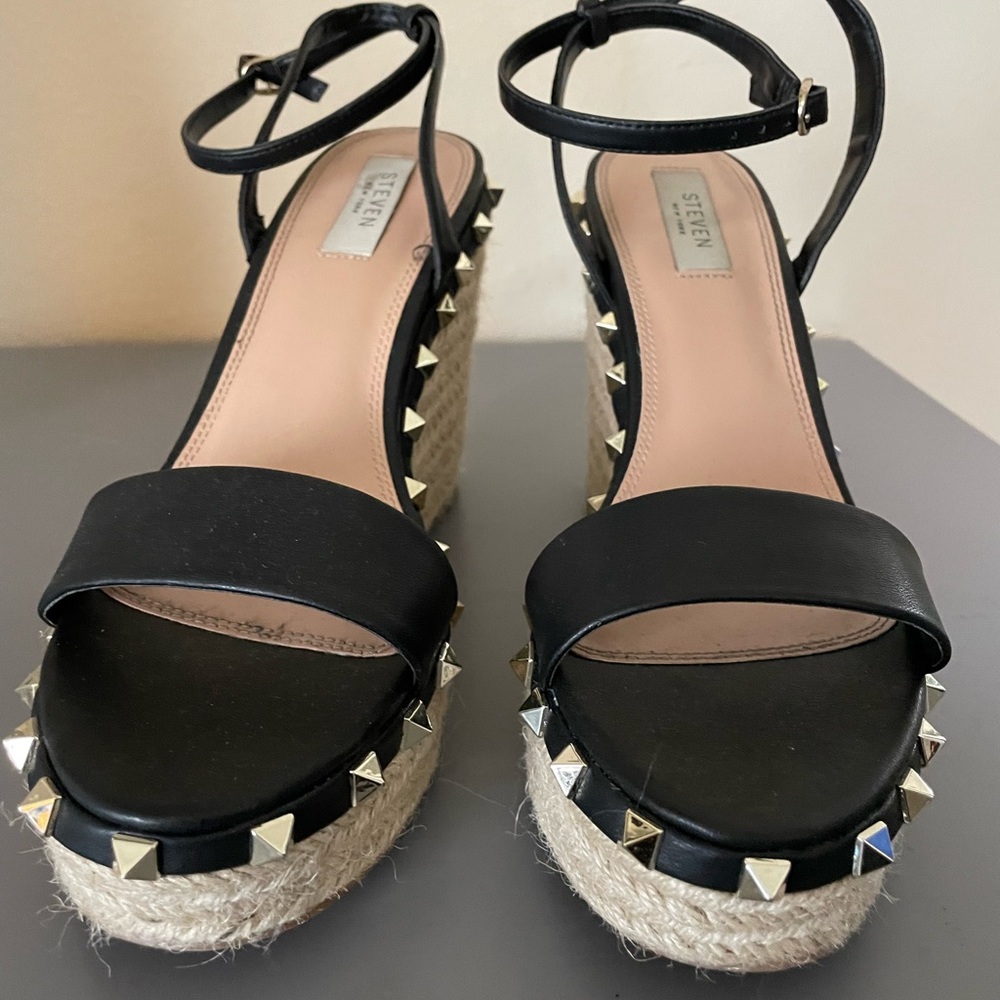 Black wedges